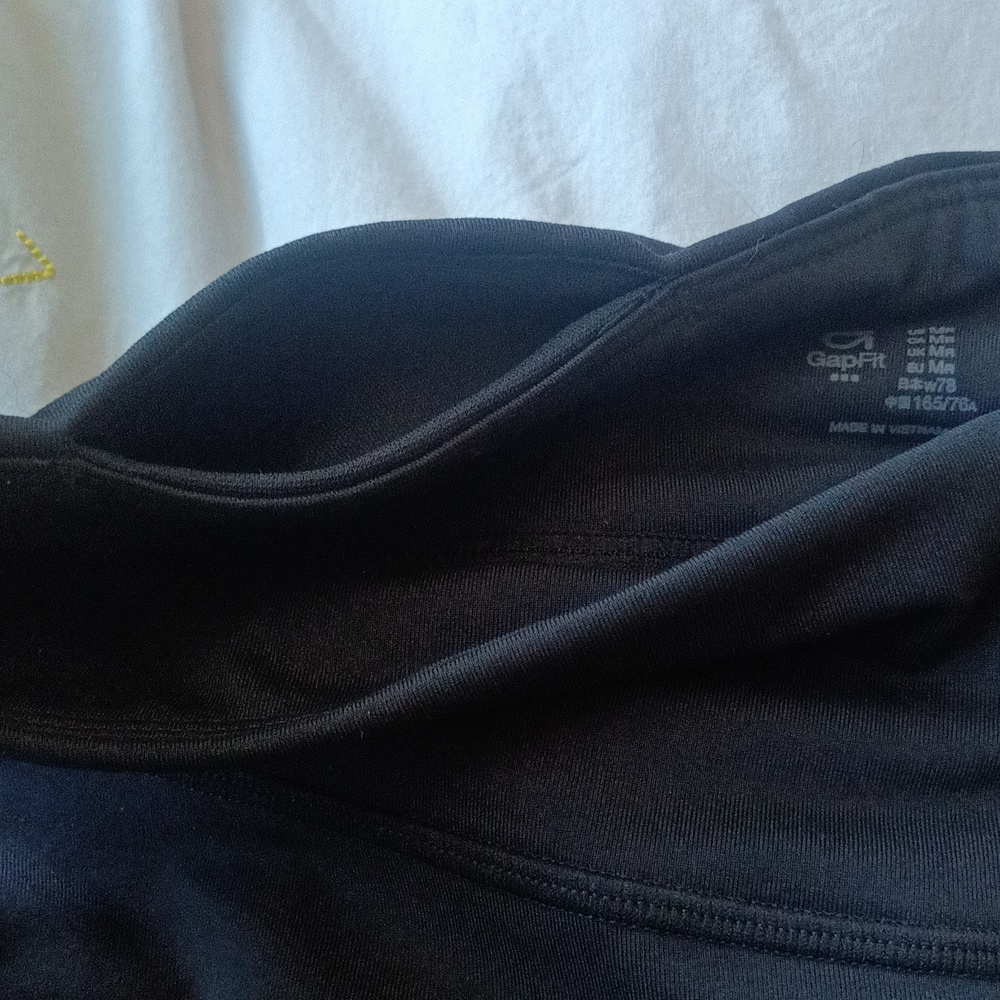 GapFit Mid Rise Capri - Picture 3 of 13